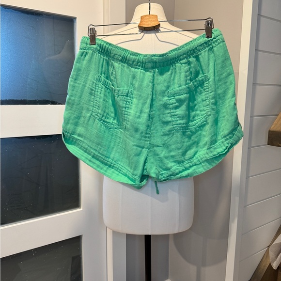 GAP Women's Shorts - Picture 2 of 3